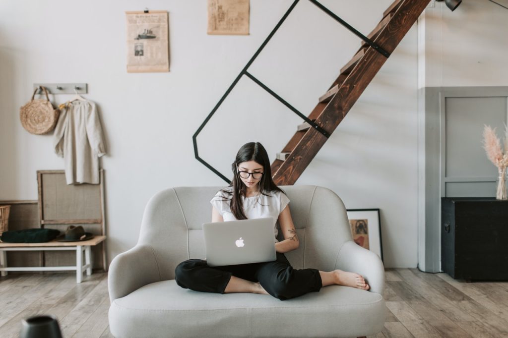 + Girl on sofa with computer Vlada